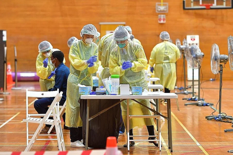 JALANKAN UJIAN: Sekumpulan kakitangan menjalankan ujian Covid-19 ke atas anggota masyarakat di Dewan Sukan Bukit Gombak. - Foto fail