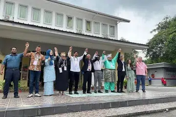 BERTANDING: Kerusi Parlimen Batu (P115) menyaksikan persaingan 10 penjuru, termasuk pempengaruh media sosial yang juga ahli perniagaan, Cik Nur Fathiah Syazwana Shaharuddin atau nama 'glamour' Cleopatra (Bebas) (dua dari kanan), peguam Siti Kasim (Bebas) (empat dari kiri), dan Cik Wan Azliana Wan Adnan (Pejuang) (tiga dari kiri). - Foto MALAYSIA GAZETTE