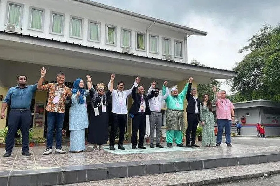 BERTANDING: Kerusi Parlimen Batu (P115) menyaksikan persaingan 10 penjuru, termasuk pempengaruh media sosial yang juga ahli perniagaan, Cik Nur Fathiah Syazwana Shaharuddin atau nama 'glamour' Cleopatra (Bebas) (dua dari kanan), peguam Siti Kasim (Bebas) (empat dari kiri), dan Cik Wan Azliana Wan Adnan (Pejuang) (tiga dari kiri). - Foto MALAYSIA GAZETTE