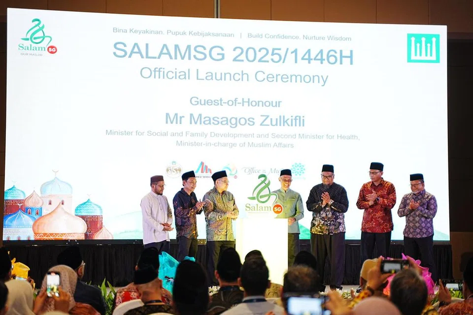 SalamSG 2025 dilancarkan oleh (dari kiri) Mufti Dr Nazirudin Mohd Nasir; Presiden Muis, Encik Saat Abdul Rahman; Pengerusi Eksekutif Masjid Al-Istighfar yang juga mengetuai Korban, Encik Mohamed Imran Omar; Menteri Bertanggungjawab bagi Ehwal Masyarakat Islam, Encik Masagos Zulkifli Masagos Mohamad; Pengerusi Eksekutif Masjid Al-Khair dan Assyakirin yang juga mengetuai SalamSG Ramadan, Encik Fa’izal Abdul Rahim; Ketua Pegawai Eksekutif Muis, Encik Kadir Maideen; Pengarah Kanan Sektor Satu Masjid (OMS), Majlis Ugama Islam Singapura (Muis), Encik Zalman Ali.