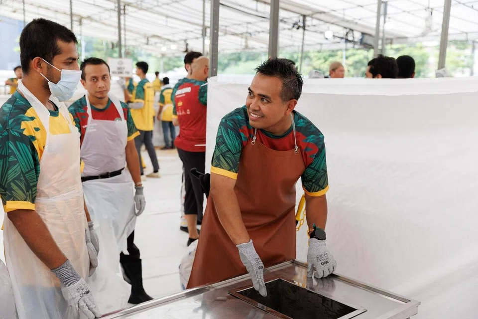 Anggota Parlimen (MP) GRC Pasir Ris-Punggol, Encik Sharael Taha (kanan), 44 tahun, bertindak sebagai salah seorang penyembelih sukarelawan di operasi korban di pekarangan Masjid Al-Istighfar pada 27 Mei, bersama keluarga beliau.