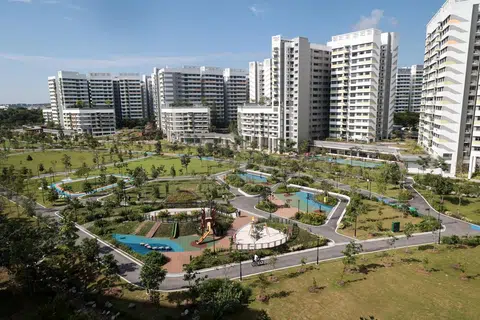 Tampines Boulevard Park menyediakan ruang riadah dan suasana penuh kehijauan.