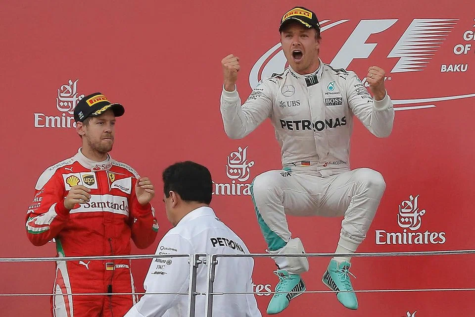 LOMPATAN JUARA: Nico Rosberg meraikan kemenangan bersama Sebastian Vettel. - Foto REUTERS