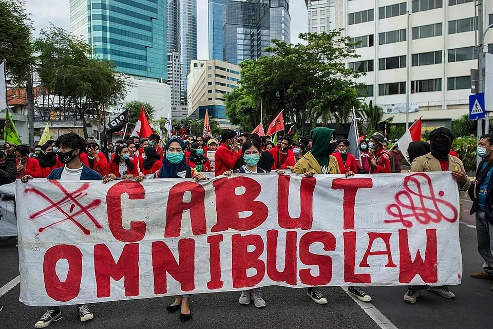 TOLAK PELAKSANAAN UNDANG-UNDANG CIPTA KERJA: Penunjuk perasaan di Surabaya menentang pelaksanaan undang-undang cipta kerja baru yang kontroversial, yang pengkritik bimbang akan beri kelebihan kepada pelabur berbanding tumpuan terhadap hak pekerja dan alam sekitar. - Foto AFP