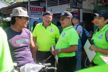 Setiausaha Agung Perikatan Demokratik Singapura (SDA), Encik Abu Mohamed (tiga dari kiri), dan Pengerusi SDA, Encik Desmond Lim (dua dari kiri), beramah mesra dengan Encik Othman Md Seh, seorang penduduk di Pulau Ubin pada 20 April.