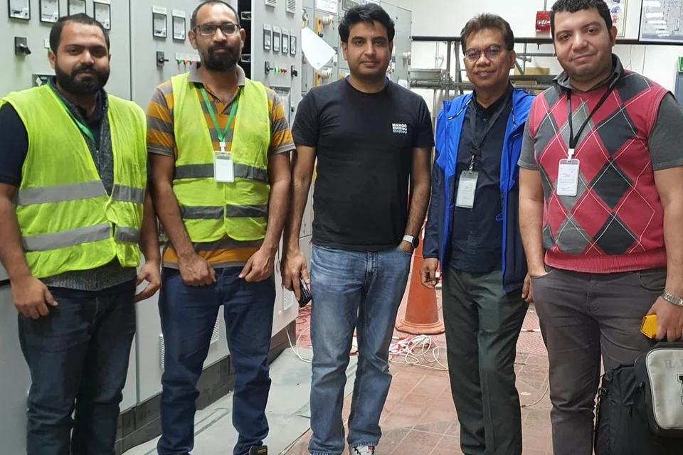 Pengerusi Eksekutif, Encik Azhar Othman (dua dari kanan), bersama para jurutera Enercon Asia yang terlibat dengan projek tambahbaik kuasa sokongan di Masjid Nabawi, Medinah. 