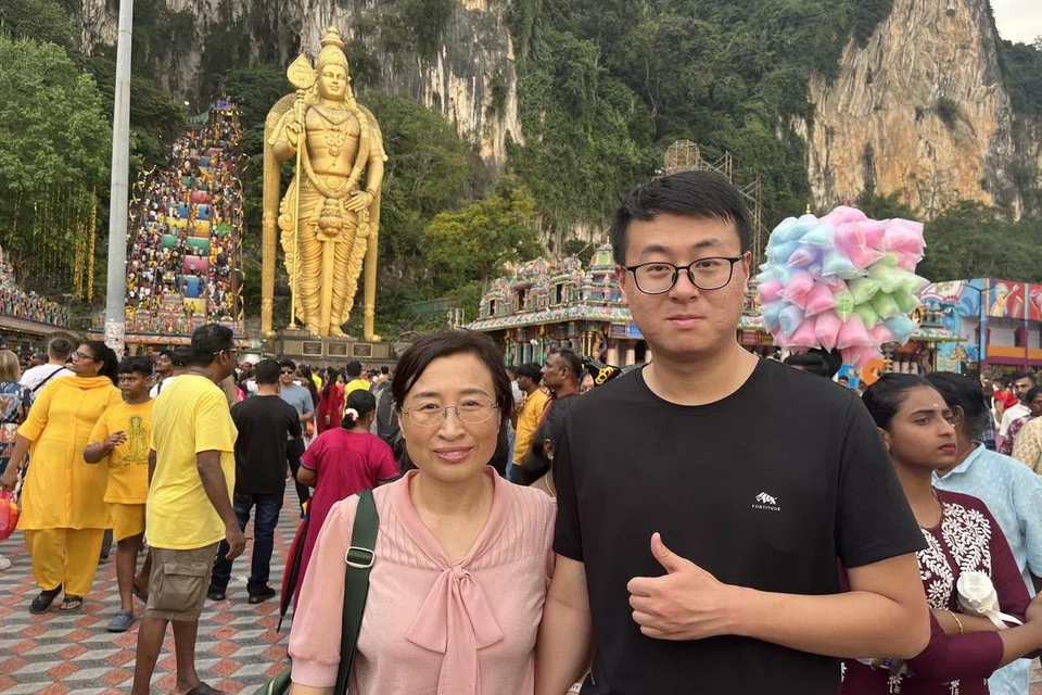 Jurutera elektronik, Encik Ma Ren Yuchen, dari China ke Malaysia bersama ibunya untuk melawat Batu Caves, Selangor, yang diketahuinya melalui internet.