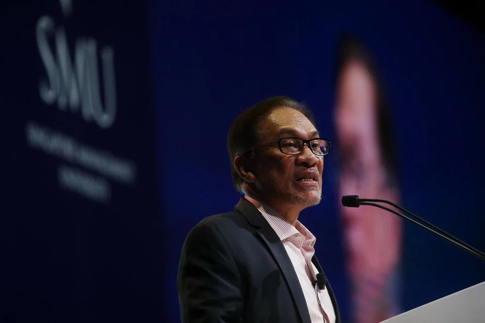 RANCANG Subsidi bersasar: Datuk Seri Anwar menyatakan mekanisme pemberian subsidi bersasar sedang diteliti sebelum keputusan melaksanakannya dibuat. 