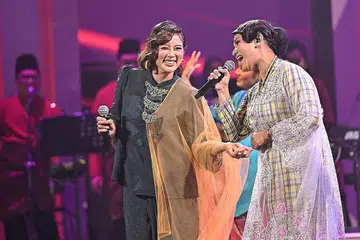 PELUANG KEEMASAN: Rae seronok diundang menyanyi dalam Sinar Lebaran, bahkan berkongsi pentas dengan pengacara dan pelakon sensasi Malaysia, Elly Mazlein atau Kak Lina Pom Pom (kanan).