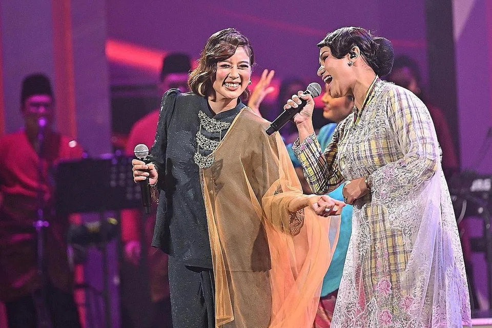 PELUANG KEEMASAN: Rae seronok diundang menyanyi dalam Sinar Lebaran, bahkan berkongsi pentas dengan pengacara dan pelakon sensasi Malaysia, Elly Mazlein atau Kak Lina Pom Pom (kanan).