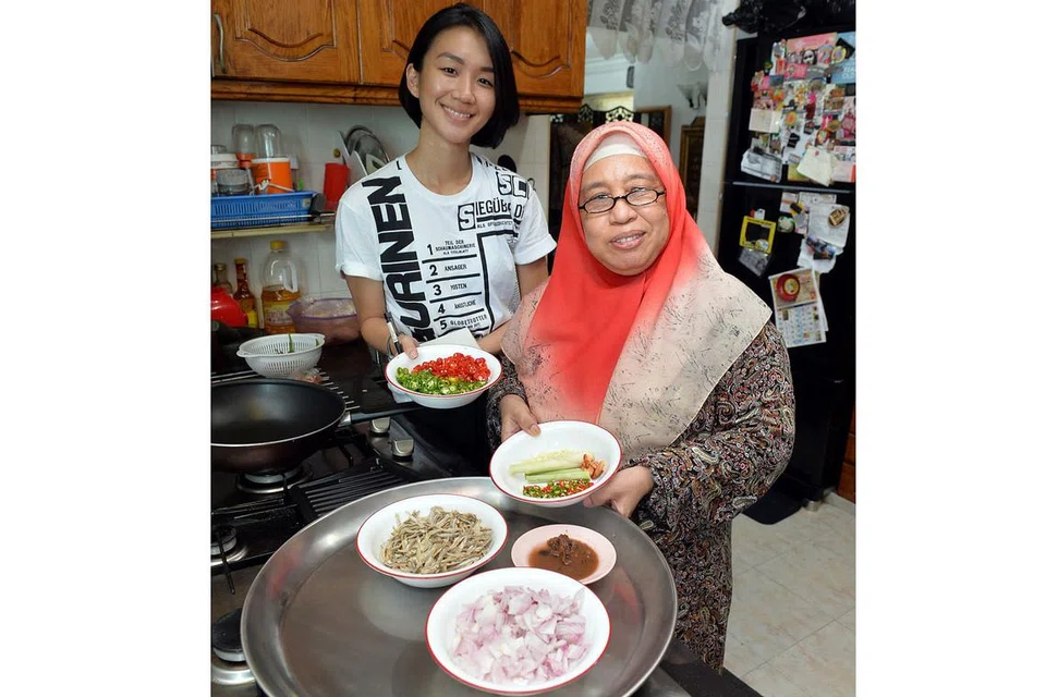 SAMBAL MEMBAWA KISAH: Cik Rose Rusdi (kanan) berkongsi kenangannya mengenai sambal dalam Projek Pertukaran Sambal (Sambal Exchange Project) kelolaan Cik Sheere Ng, seorang penulis dan pengkaji makanan. - Foto M.O. SALLEH