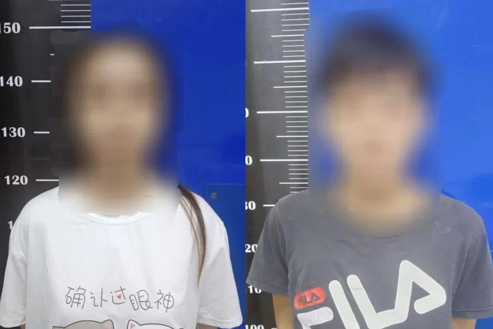 Seorang ibu berusia 26 tahun (kiri) dan teman lelakinya (kanan) ditahan polis kerana disyaki mendera bayi lapan bulan yang juga anak kandung wanita itu sehingga koma di Pontian, Johor. 