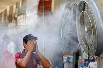 Seorang lelaki Iraq menyejukkan badan di hadapan kipas kabus ketika gelombang haba melanda Baghdad pada 20 Julai. Sekurang-kurangnya 10 negara Arab dijangka berdepan cuaca panas melampau minggu ini, dengan suhu di beberapa kawasan termasuk Iraq, Kuwait, timur Arab Saudi dan pedalaman Amiriah Arab Bersatu diramal menghampiri atau melebihi 50 darjah Celsius akibat fenomena heat dome yang memerangkap udara panas.