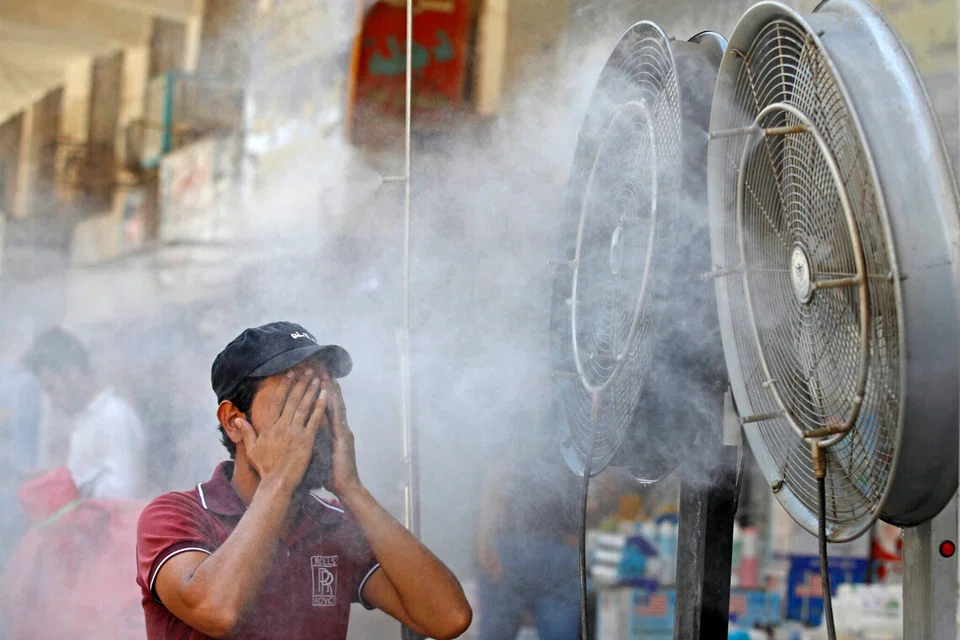 Seorang lelaki Iraq menyejukkan badan di hadapan kipas kabus ketika gelombang haba melanda Baghdad pada 20 Julai. Sekurang-kurangnya 10 negara Arab dijangka berdepan cuaca panas melampau minggu ini, dengan suhu di beberapa kawasan termasuk Iraq, Kuwait, timur Arab Saudi dan pedalaman Amiriah Arab Bersatu diramal menghampiri atau melebihi 50 darjah Celsius akibat fenomena heat dome yang memerangkap udara panas.