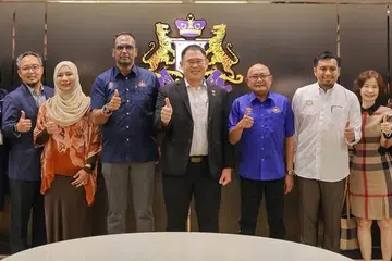 Pengerusi Jawatankuasa Kesihatan dan Alam Sekitar Johor, Encik Ling Tian Soon (tengah), bergambar bersama wakil persatuan dan agensi kerajaan selepas mempengerusikan  Mesyuarat Pelancongan Kesihatan Negeri Johor di Kota Iskandar.