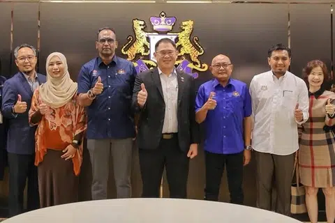 Pengerusi Jawatankuasa Kesihatan dan Alam Sekitar Johor, Encik Ling Tian Soon (tengah), bergambar bersama wakil persatuan dan agensi kerajaan selepas mempengerusikan  Mesyuarat Pelancongan Kesihatan Negeri Johor di Kota Iskandar.