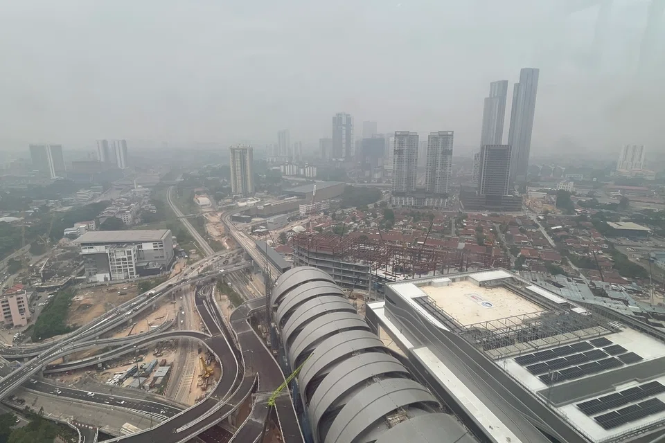 Keadaan jerebu sekitar bangunan Laluan Sistem Transit Laju (RTS Link) Johor Bahru-Singapura, Stesen Bukit Chagar.