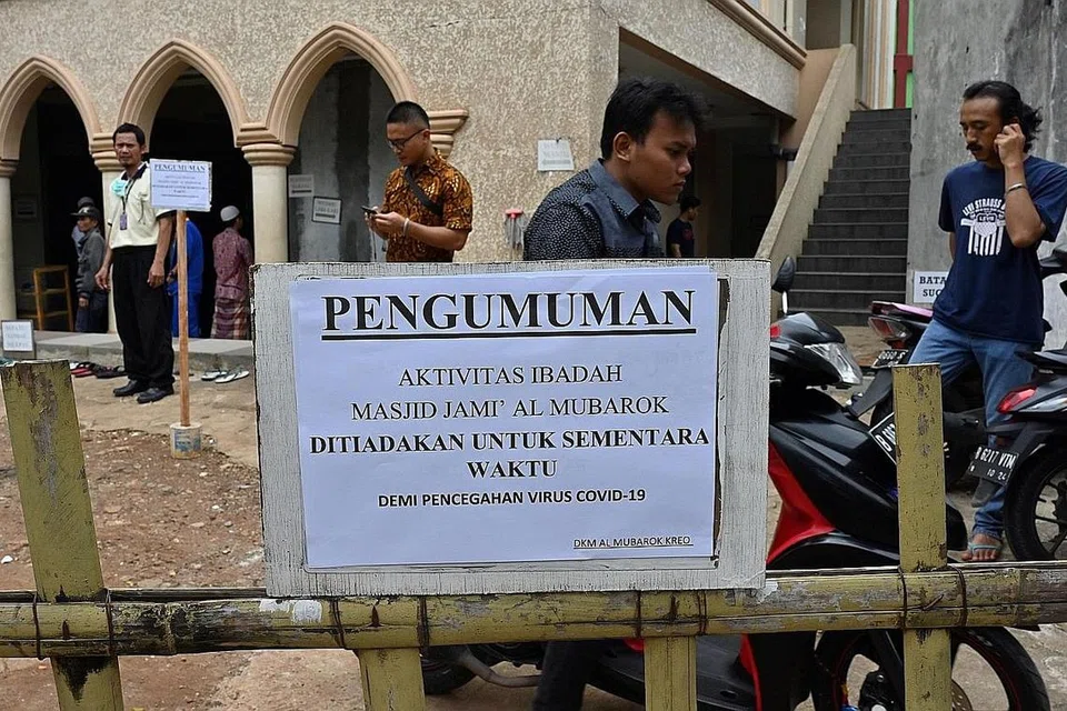 DITIADAKAN: Kegiatan di masjid Al Mubarok, Tangerang, ditiadakan demi membendung penularan Covid-19. - Foto AFP