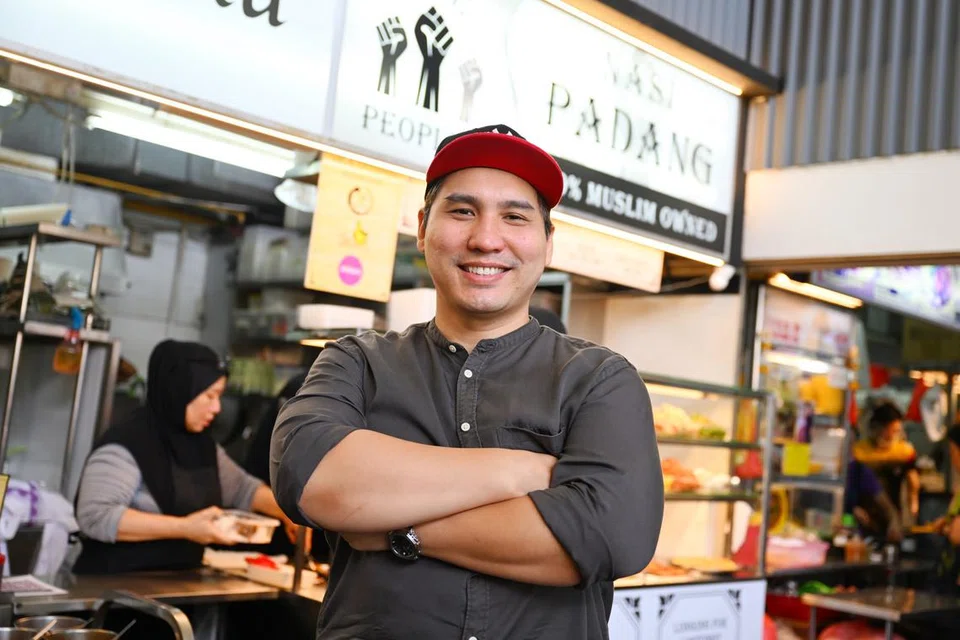 Encik Ismail Didih Ibrahim di gerai kendaliannya ‘People’s Nasi Padang’ di 61 Tai Seng Avenue.