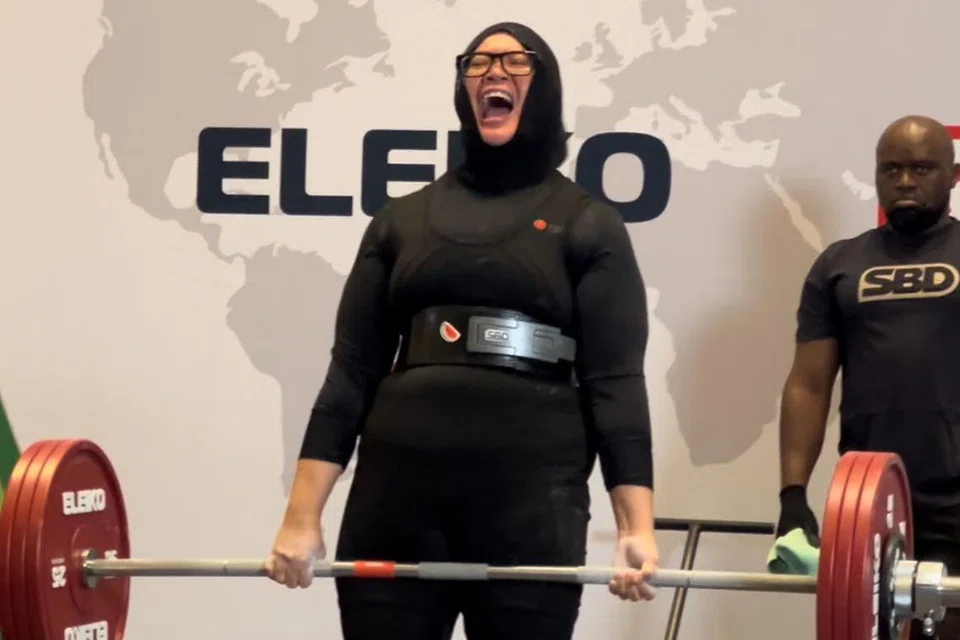 KUASAI SAINGAN: Atlet ‘powerlifting’ Singapura, Rozana Abdul Razak, dinobat juara keseluruhan Masters 1 Wanita Lebih 84 Kilogram dan mencatat rekod baru Asia, 180 kilogram, bagi angkat biasa di Kejohanan ‘Powerlifting’ Klasik Asia 2023 pada 12 Disember.