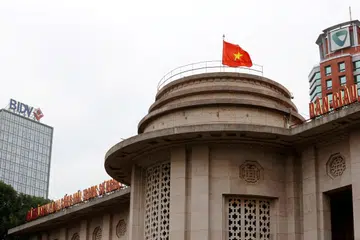 BENDERA VIETNAM: Berkibar di atas bangunan State Bank di Hanoi, Vietnam. 