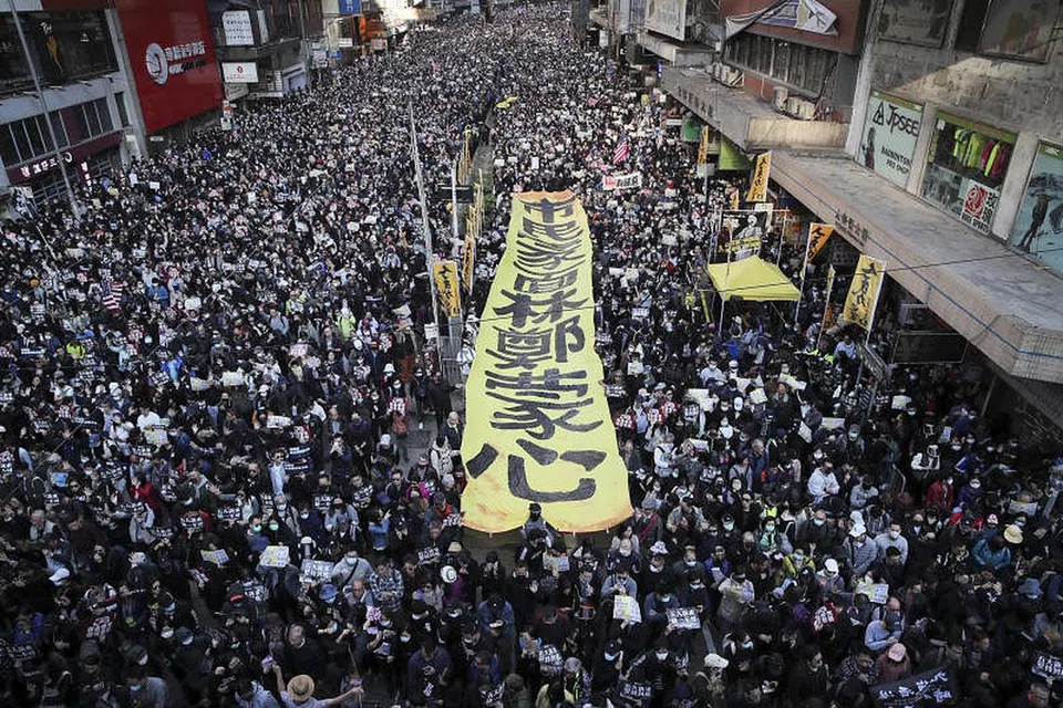 Ratusan ribu penyokong pro-demokrasi berarak di Hong Kong pada 8 Disember 2019. FOTO: AP
