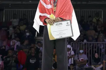 HANYA INGIN JADI JUARA: Farhan ketika menerima pingat emas keempatnya dalam Kejohanan Pencak Silat Dunia Ahad lalu. - Foto SIA KIAN TECK/PERSISI