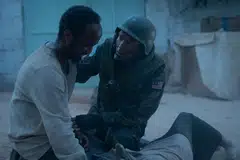 PASANG SURUT EMOSI: Shaheizy Sam (kanan) menghidupkan watak tentera penyelamat  Lans Koperal Ramlee yang berantakan emosinya khususnya apabila perlu memujuk sahabatnya dari Mogadishu, Abdalle (Musa Aden), yang kehilangan isteri.
