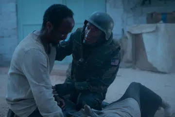 PASANG SURUT EMOSI: Shaheizy Sam (kanan) menghidupkan watak tentera penyelamat  Lans Koperal Ramlee yang berantakan emosinya khususnya apabila perlu memujuk sahabatnya dari Mogadishu, Abdalle (Musa Aden), yang kehilangan isteri.