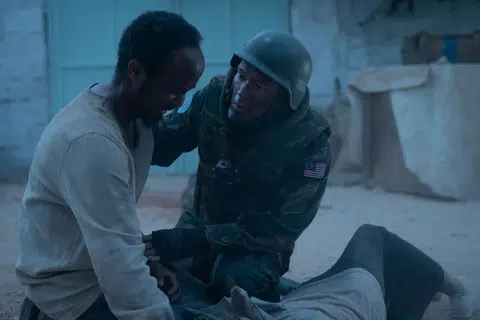 PASANG SURUT EMOSI: Shaheizy Sam (kanan) menghidupkan watak tentera penyelamat  Lans Koperal Ramlee yang berantakan emosinya khususnya apabila perlu memujuk sahabatnya dari Mogadishu, Abdalle (Musa Aden), yang kehilangan isteri.