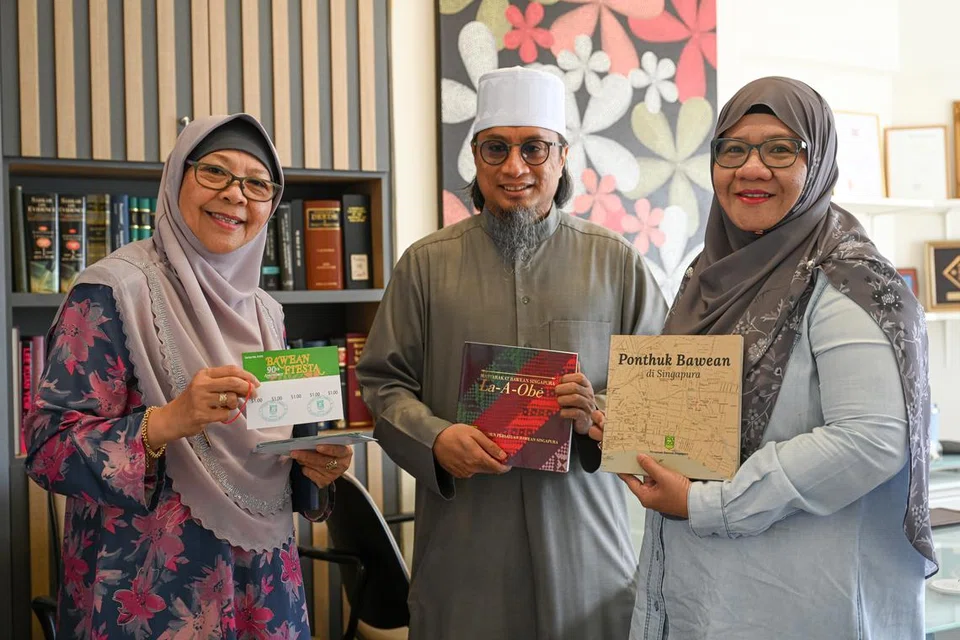 Ahli Jawatankuasan Persatuan Bawean Singapura (PBS), (dari kiri) Cik Salamah Abdoll (Naib Presiden), Ustaz Mohammad Bahrul-Ulum Buang (Naib Presiden) dan Cik Nurul Sa’adah Mohd Seain (Bendahari), mengatur acara bagi menyambut ulang tahun ke-90 tahun PBS.