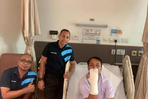 BERANSUR PULIH: Lelaki yang digigit ular beransur pulih selepas menjalani pembedahan bagi mengeluarkan gigi ular berkenaan. - Foto FACEBOOK/ANTICIMEX SINGAPORE