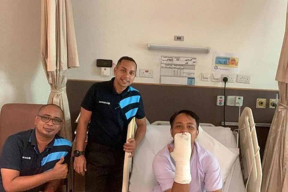 BERANSUR PULIH: Lelaki yang digigit ular beransur pulih selepas menjalani pembedahan bagi mengeluarkan gigi ular berkenaan. - Foto FACEBOOK/ANTICIMEX SINGAPORE