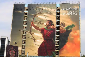 Gambar yang dirakam pada 16 Julai 2025 di Dataran Vanak, Teheran menunjukkan papan iklan baru yang memaparkan imej wira mitos Parsi, Arash si Pemanah, bersama petikan puisi dalam bahasa Farsi yang berbunyi: “Demi Iran, kuletakkan jiwaku di busur... Anak panah Arash menembus langit.” Komposisi puisi moden itu diilhamkan daripada kisah legenda Arash, tokoh mitos dalam sastera Parsi yang melambangkan pengorbanan diri dan semangat nasionalisme Iran.