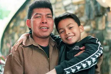 HANYA TINGGAL KENANGAN: Inilah gambar kenang-kenangan Norman Ishak bersama bapanya, Allahyarham Ishak Ahmat, yang dipetik pada 2005. - Foto fail