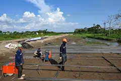 PASIR TERHAKIS: Dianggarkan Delta Mekong akan kehabisan pasir menjelang sedekad akan datang.