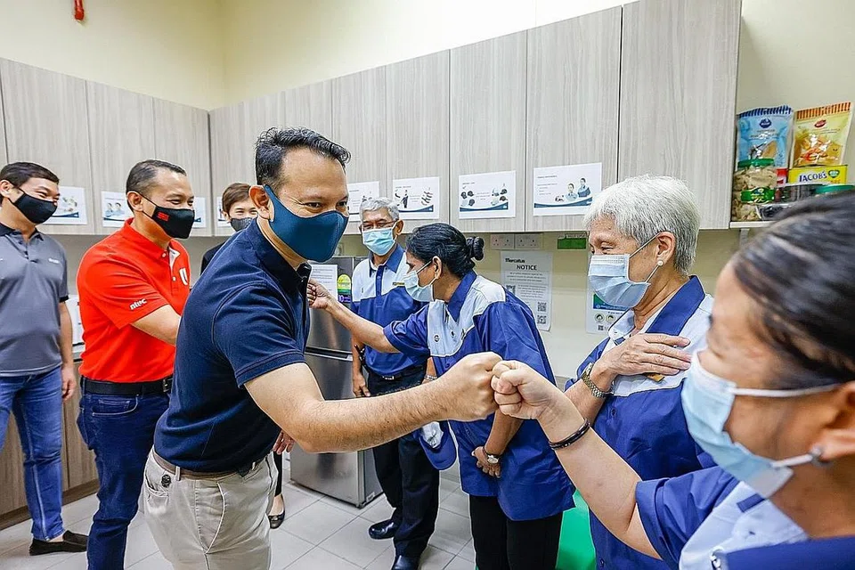 FAHAM: PM Lee Hsien Loong berkata Kumpulan Kerja Tiga Pihak yang dipengerusi Encik Zaqy Mohamad (dua dari kiri) melakukan yang terbaik bagi memahami aspirasi pekerja, keprihatinan majikan, dan matlamat pemerintah. - Foto fail