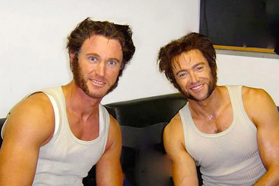 KENALI PERIBADI SELEBRITI: Richard Bradshaw (kiri) akan meluangkan masanya mengkaji cara selebriti seperti Hugh Jackman berjalan atau berbual sebelum menggantikannya dalam babak nekad. Ini baginya perlu bagi membolehkannya menjiwai watak seseorang pelakon itu. - Foto HOLLYWOOD NEWS 