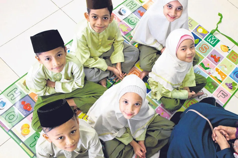DIAJAR TENTANG WAKAF: Pelajar program madrasah sambilan aLIVE ini diajar tentang wakaf pada usia muda bagi mendedahkan mereka kepada semangat untuk menyumbang dan menderma. Program aLIVE merupakan salah satu penerima hasil agihan daripada Wakaf Ilmu. - Foto MUIS