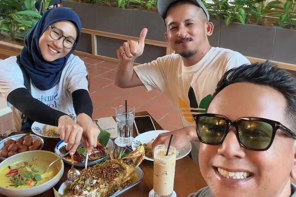 Mengajak orang yang tidak dikenali untuk sama-sama menjamu selera di restoran milik Khairul Aming, Encik Faisal Marican (depan) belanja pasangan suami isteri, Encik Imran Matyan dan Cik Murni C Ronaldin.