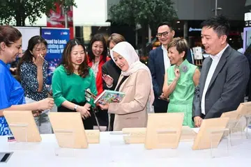 Membaca dapat membantu meluaskan perspektif dan menangani maklumat palsu yang dihasilkan oleh kecerdasan buatan (AI), kata Menteri Negara Pembangunan Digital dan Penerangan, Cik Rahayu Mahzam (tengah), semasa pelancaran kempen Read to Lead: Building an AI-Ready Mind pada 14 Julai.