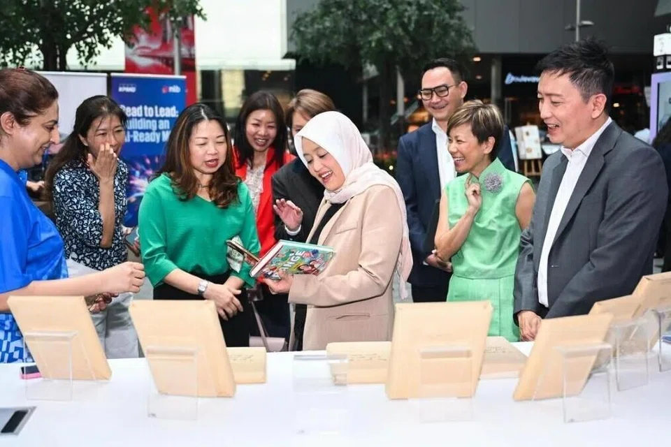 Membaca dapat membantu meluaskan perspektif dan menangani maklumat palsu yang dihasilkan oleh kecerdasan buatan (AI), kata Menteri Negara Pembangunan Digital dan Penerangan, Cik Rahayu Mahzam (tengah), semasa pelancaran kempen Read to Lead: Building an AI-Ready Mind pada 14 Julai.