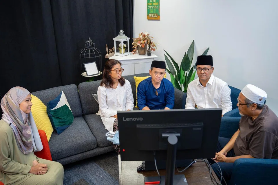Dua wartawan BH/BM, Encik Farid Hamzah (tiga dari kanan) dan Cik Shiqin Ramadan (dua dari kiri) menyamar sebagai pasangan pengantin yang ingin bernikah secara dalam talian sementara kakitangan BH/BM, Encik Mohd Samad Afandi (paling kanan); Encik Nizam Ismail dan Cik Nur Humaira Sajat berperanan sebagai ‘wali’ dan ‘saksi’ dalam usaha membongkar pernikahan rahsia yang dijalankan melalui Zoom di bilik Berita Minggu.