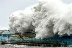 Taufan Kong-rey melanda pantai timur di Taiwan. Orang ramai digesa elak pergi ke kawasan pantai dan gunung.