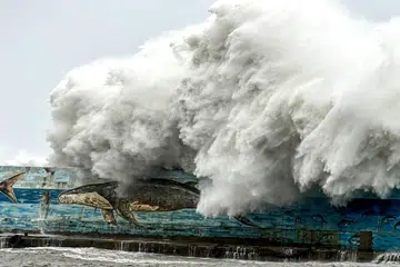 Taufan Kong-rey melanda pantai timur di Taiwan. Orang ramai digesa elak pergi ke kawasan pantai dan gunung.