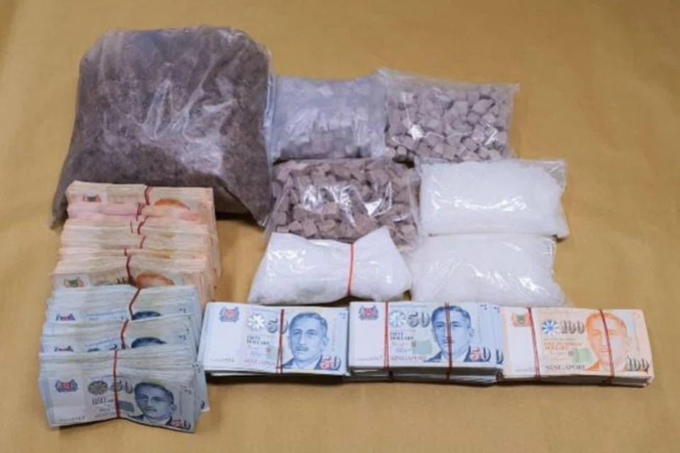 Sebanyak 4,790 gram heroin, sekitar 1,124g 'Ice', dan wang tunai berjumlah $ 174,000 ditemui di sebuah unit di kawasan Bukit Batok Street 31 dalam satu operasi serbuan oleh CNB pada 21 September 2020. - FOTO: CNB