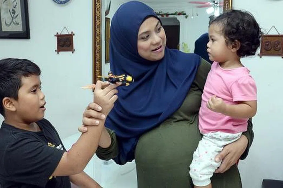 PASTIKAN NYAMUK TIDAK MEMBIAK DI RUMAH: Selebriti setempat, Deanna Manto, yang dijangka melahirkan anak ketiga Mac ini kelihatan bersama anak sulungnya, Mohd Dhia Firas, 10 tahun, dan Nur Izzati 17 bulan. - Foto TAUFIK A.KADER