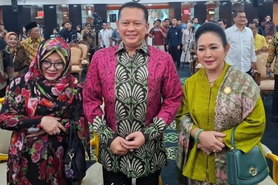 Cik Tutut Soeharto (kiri) dan Cik Titiek Soeharto (kanan) bersama Speaker Majlis Perwakilan Rakyat (MPR), Encik Bambang Soesatyo (tengah), dalam acara Silaturahmi Kebangsaan menyampaikan permohonan maaf atas kesalahan yang dilakukan ayahnya selama 32 tahun menjadi presiden