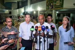 Menteri Ehwal Dalam Negeri merangkap Undang-Undang, yang juga Anggota Parlimen (AP) GRC Nee Soon, Encik K. Shanmugam (tengah), berkata rakyat Singapura seharusnya cuba untuk melangkah ke hadapan daripada kejadian dua wanita yang mengganggu Sesi Bertemu Penduduk (MPS) di Chong Pang. Beliau ditemani AP GRC Nee Soon lain, Encik Derrick Goh (dua dari kiri), Profesor Madya Dr Muhammad Faishal Ibrahim (dua dari kanan), dan Cik Carrie Tan (kanan). Turut berada dalam gambar ialah mantan Anggota Parlimen Dilantik (NMP), Dr Syed Harun Alhabsyi (kiri).
