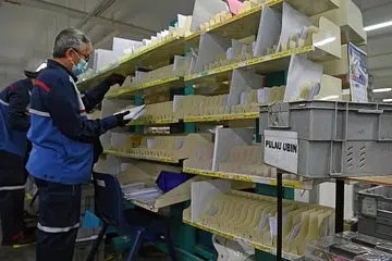 ROMBAK NIAGA: Oleh kerana perubahan struktur, SingPost akan terus merombak perniagaan pos untuk menjadi perniagaan logistik sejagat. - Foto fail